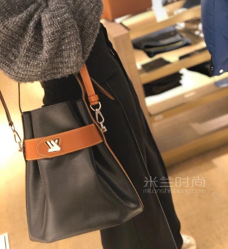 【停产】lv路易威登2019春季新款twist bucket 手袋锁扣装饰lv女包手