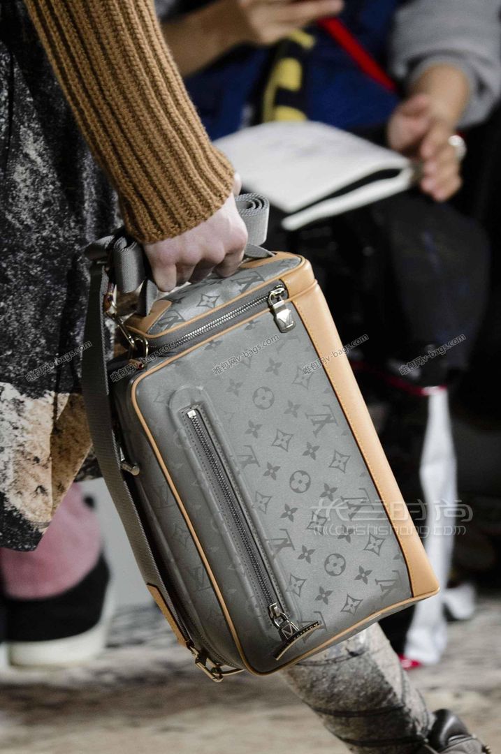lv秀款钛合金相机包 刘昊然同款银绿色镭射包 路易威登男款帆布印花