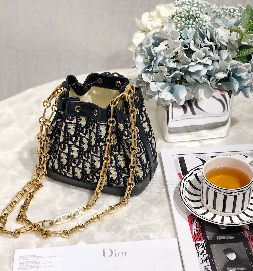 html迪奥链条包0dior oblique水桶包 十年前的