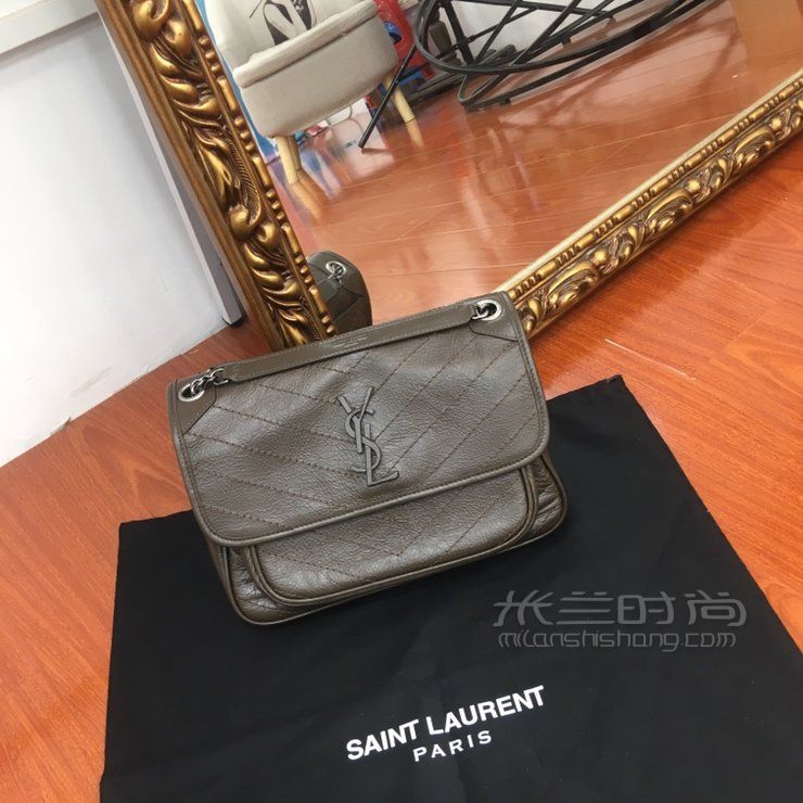 圣罗兰ysl 得意 专柜最新色超大容量油蜡抓皱牛皮五金更是特别五金表面 奢侈品包包 世界十大奢侈品高仿包包 米兰时尚高仿包