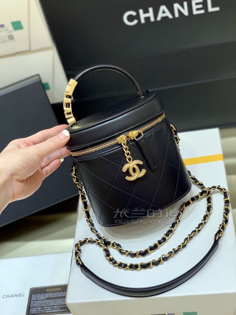 香奈儿迷你桶包chanel2020秋冬限量版小水桶黑色迷你化妆箱包字母logo