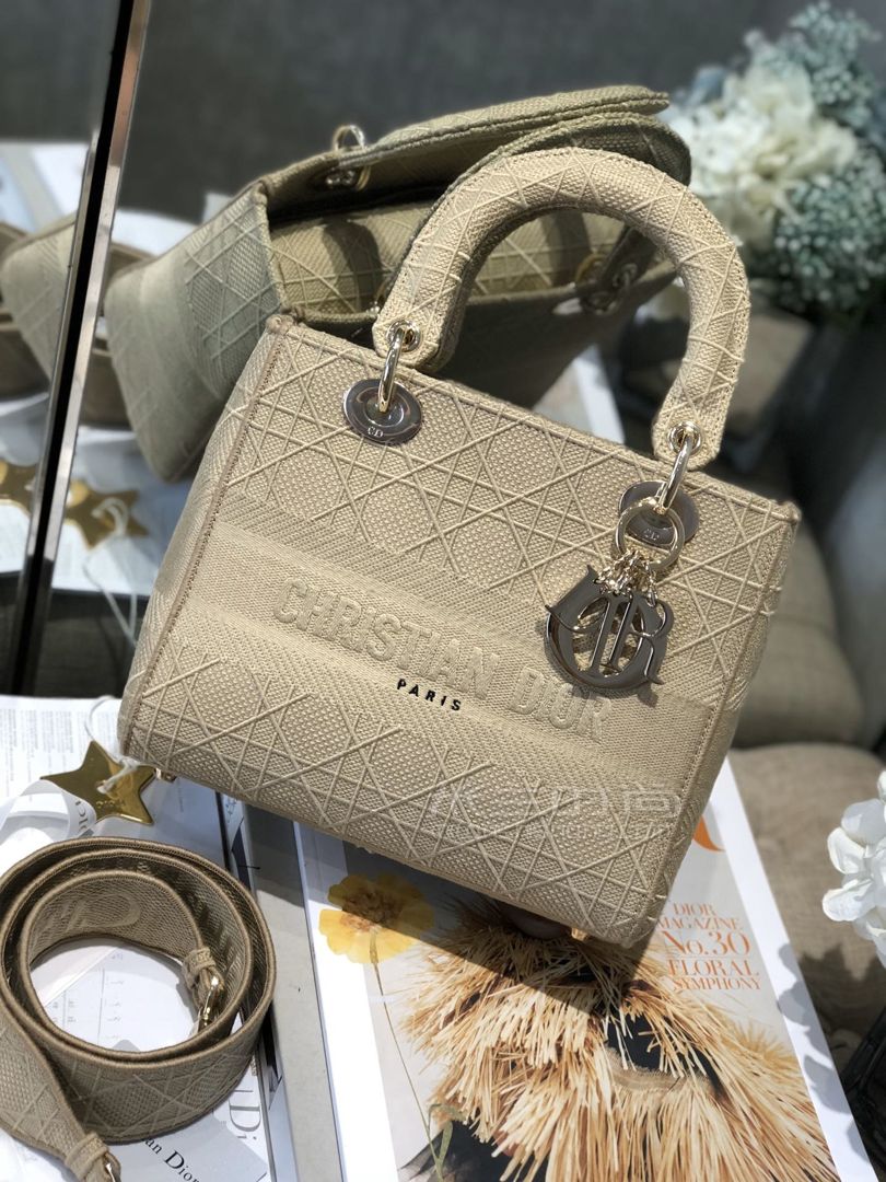 【迪奥帆布刺绣戴妃包】中号dior lady d-lite 手袋 杏色四格复古手提
