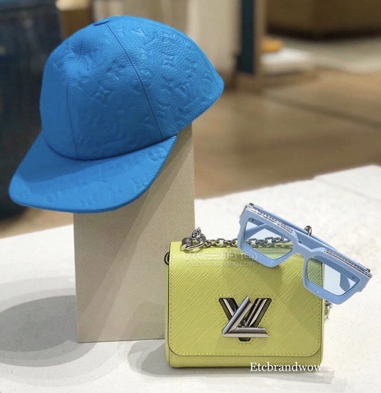 lvtwist迷你16cm路易威登lv柠檬黄twist小号单肩斜跨女士包包模特上身