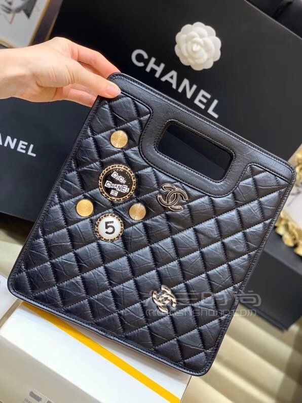 【香奈儿徽章手提包】chanel 限量版徽章tote包 20新款复古牛皮勋章托