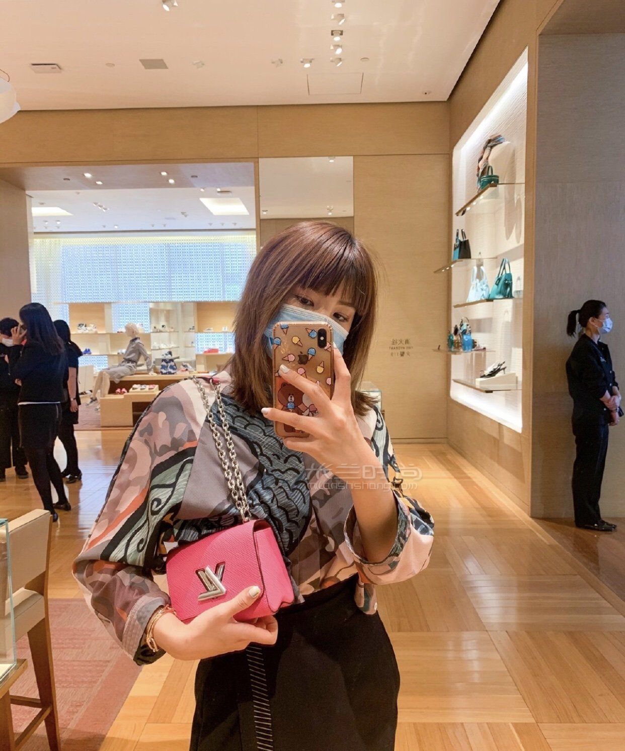【lv twist】迷你16cm路易威登lv玫红twist小号单肩斜跨女士包包模特