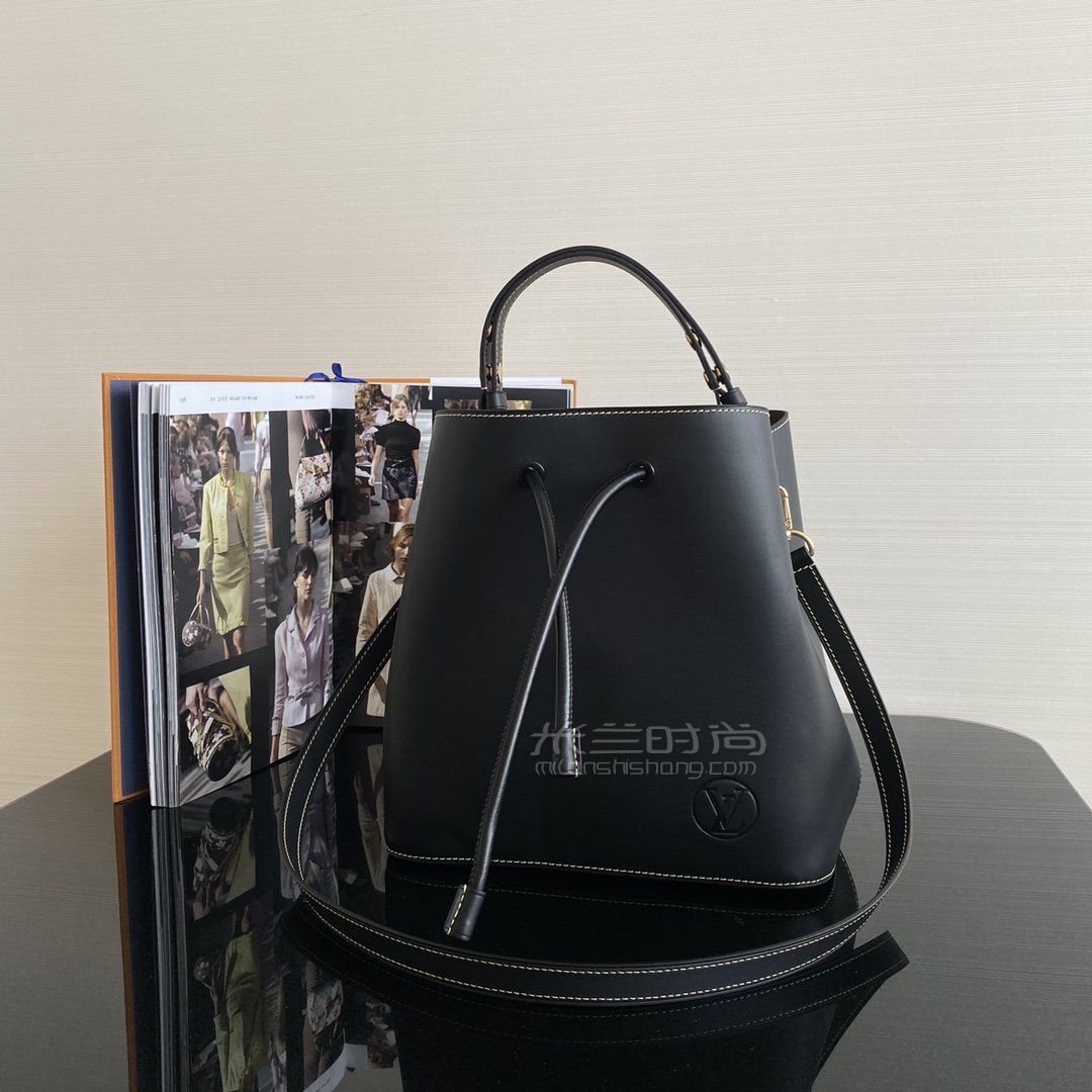 lv2020水桶包路易威登m45394水桶包黑色单肩斜背小牛皮女士桶包图片