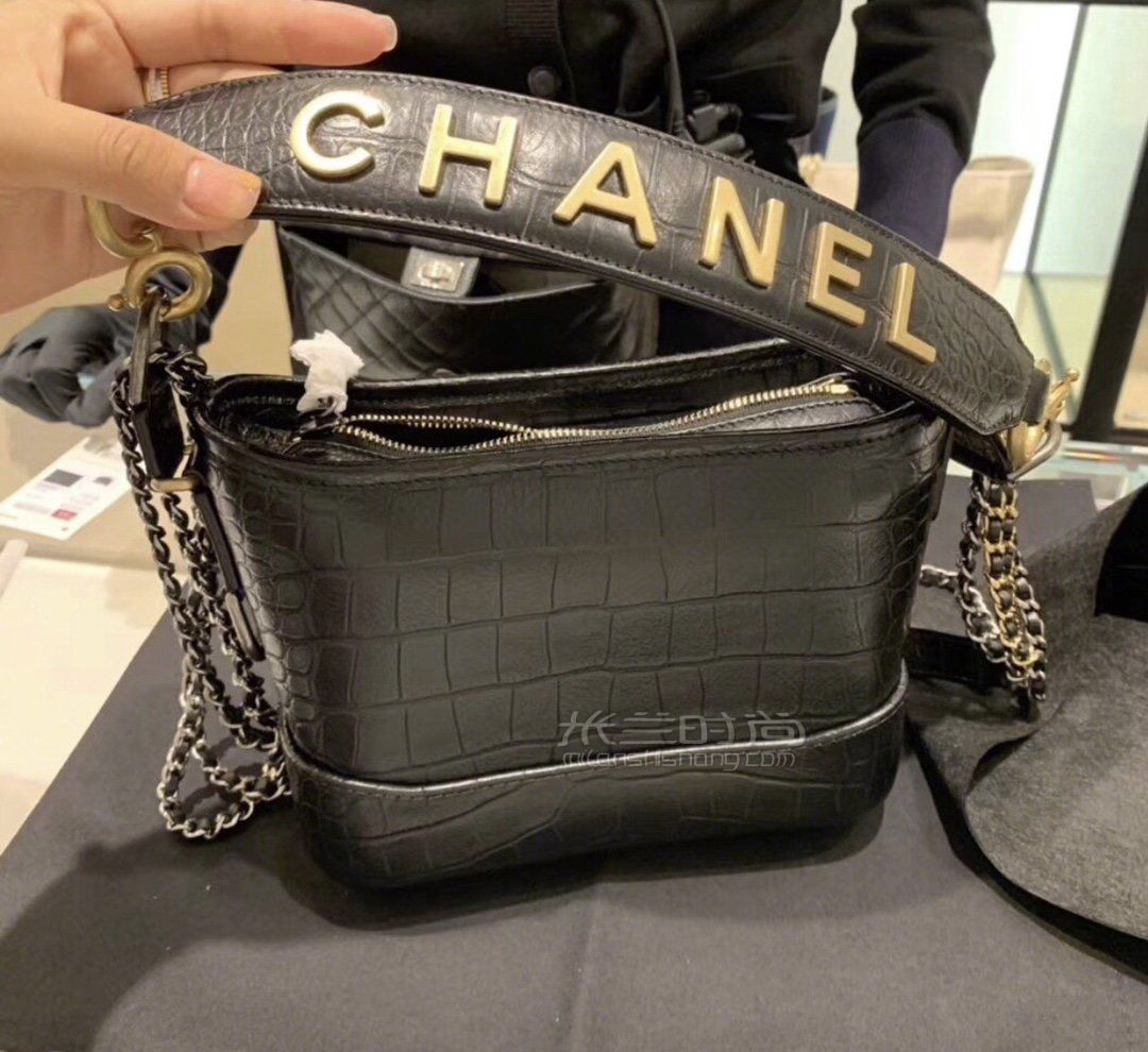 【香奈儿流浪包】chanel gabrielle鳄鱼纹黑色 logo字母宽肩带 20cm