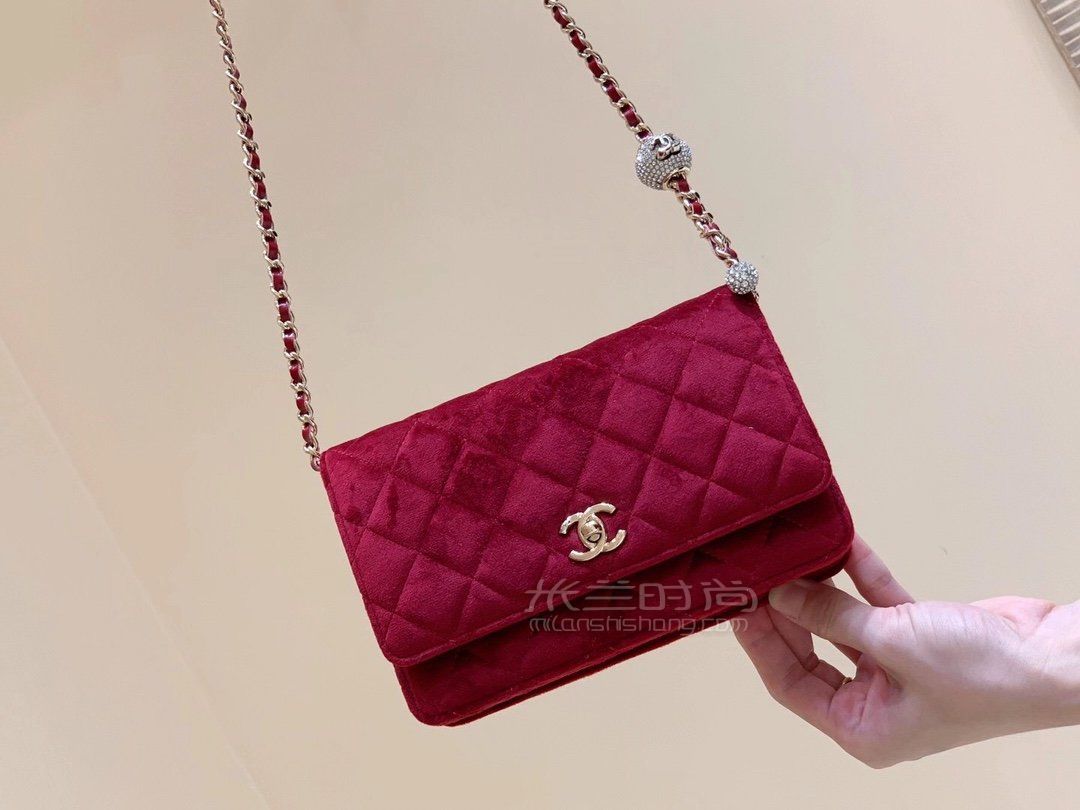 香奈儿丝绒wocchanel2020秋冬限量版丝绒发财包酒红色天鹅绒钻珠链条