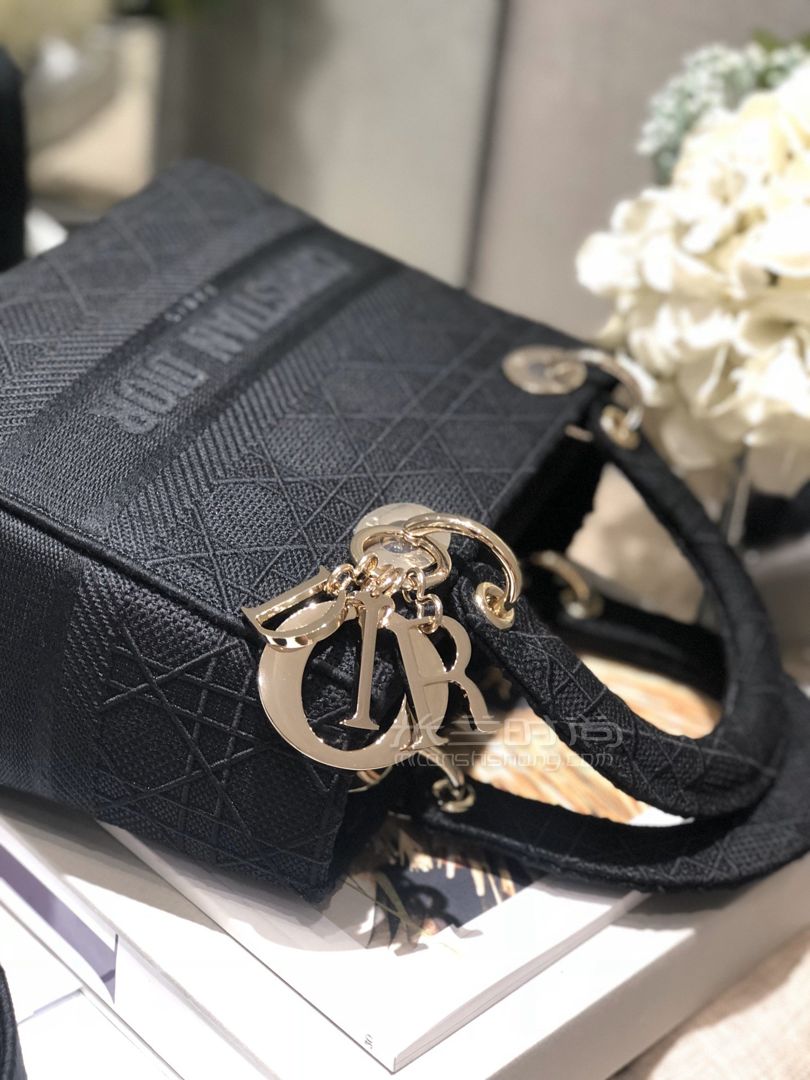 【迪奥帆布刺绣戴妃包】中号dior lady d-lite 手袋 黑色四格复古手提