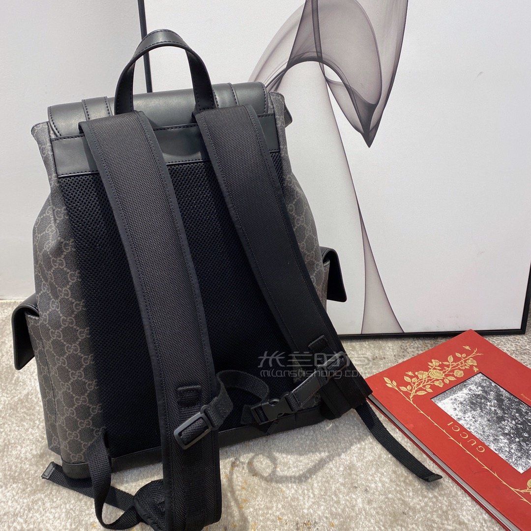gucci古驰男士黑色柔软高级人造帆布背包495563上身