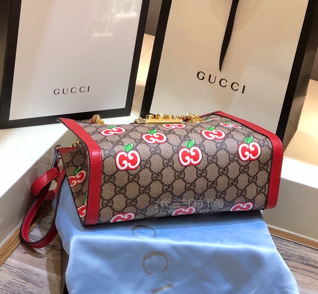 gucci情人节系列古驰padlock小号gg单肩斜挎包手拎包498156模特上身图