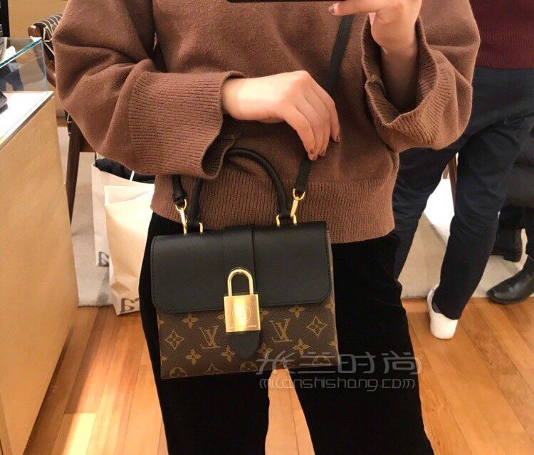 【lv锁头包】路易威登新款lockybb onehandle m44321模特上身图_真假