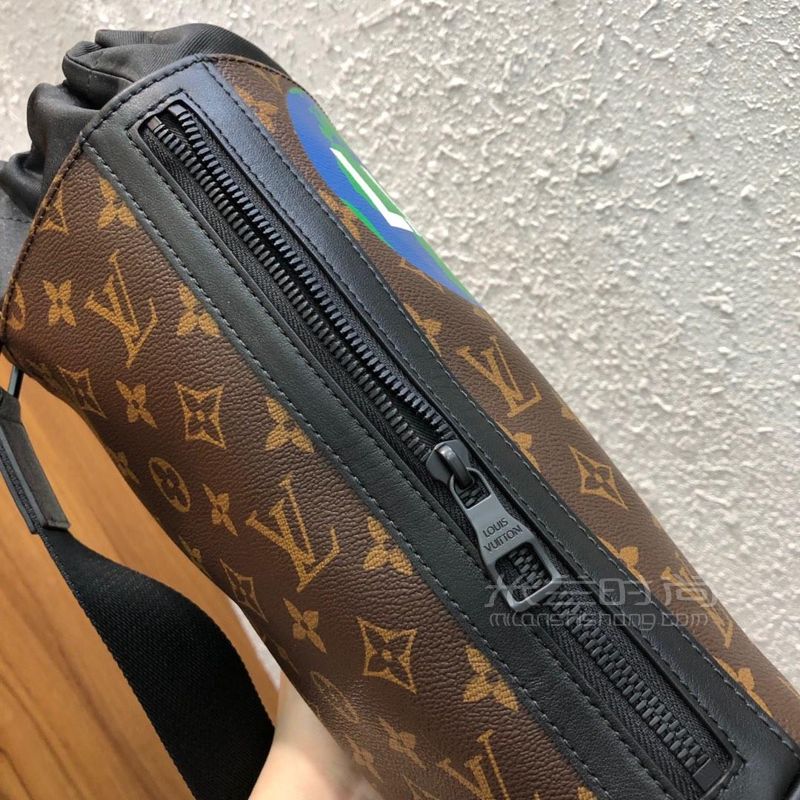lv chalk限定男士徽章胸包单肩斜挎包m44629老花抽绳水桶包斜跨包m4