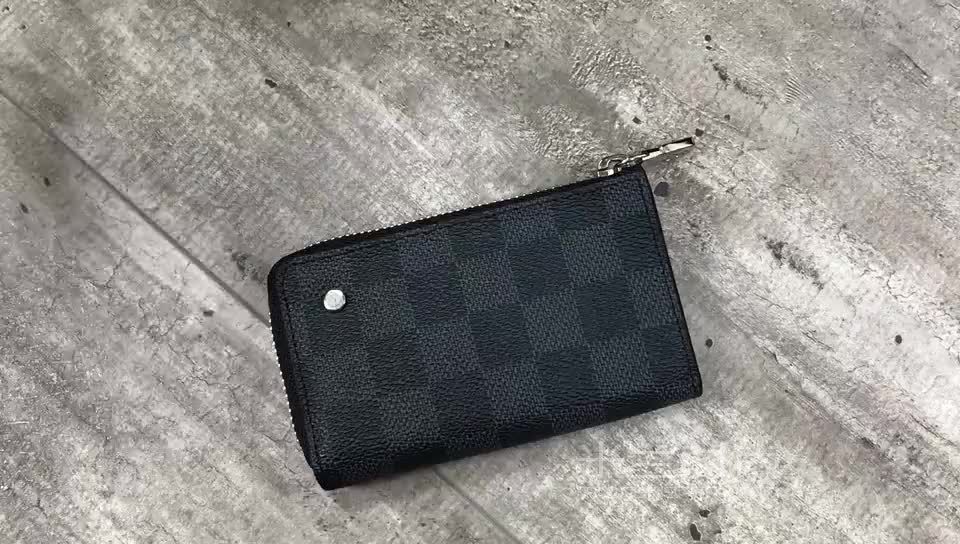 lv monogram车钥匙包 棋盘格采用摁扣开合