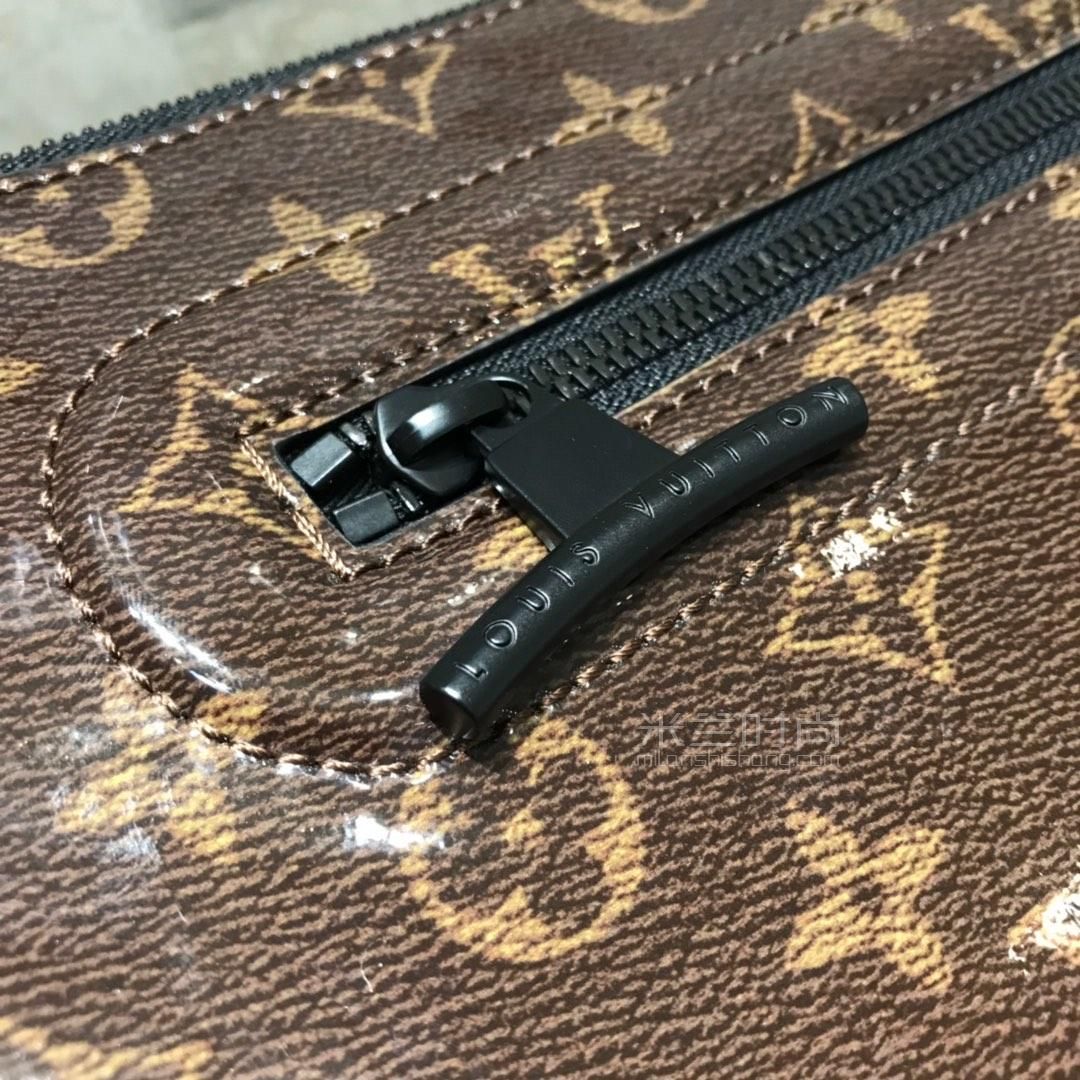 lv路易威登18aw新款限量发售拉链手拿包黑胶限量拼色拉链手包洗漱包男