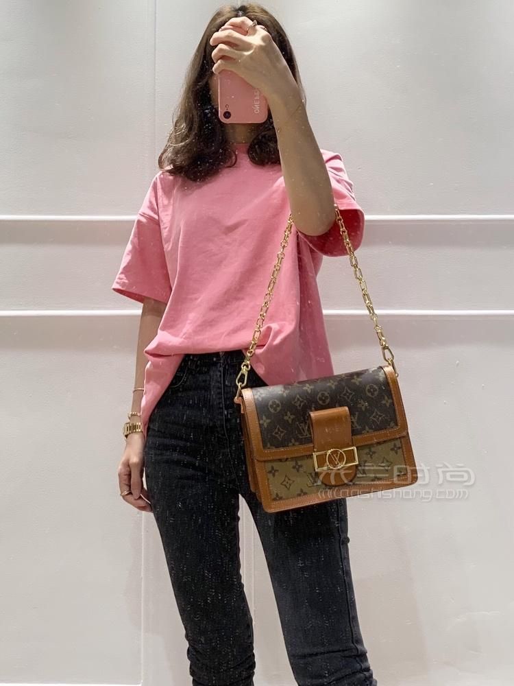 原单lv达芙妮邮差包(lv路易威登2021款达芙妮女士邮差单肩斜挎包)