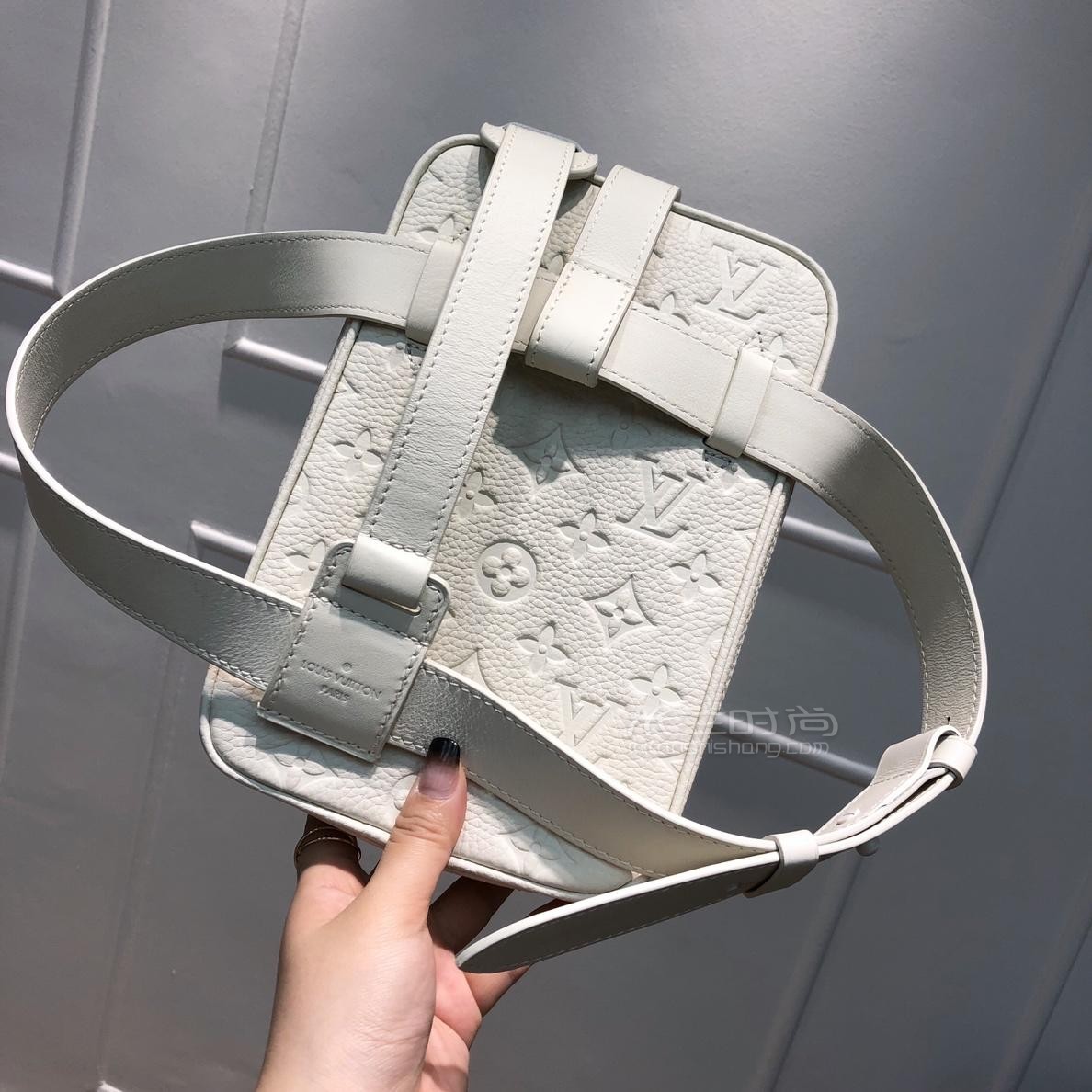 lv路易威登utility side男士斜挎包 邮差包 m53297白色真腰包 肩背