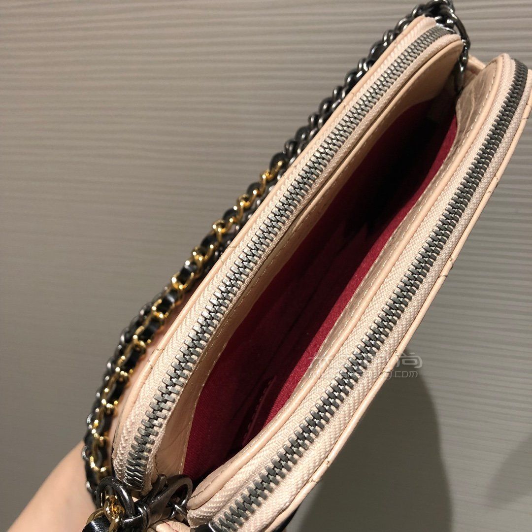 Chanel香奈儿经典款mini流浪包杏色黑色拼色菱格gabrielle斜跨包奶茶色小号链条包 米兰时尚包包网 Chanel香奈儿经典款mini流浪包杏色黑色拼色菱格gabrielle斜跨包奶茶色小号链条包 米兰时尚包包网