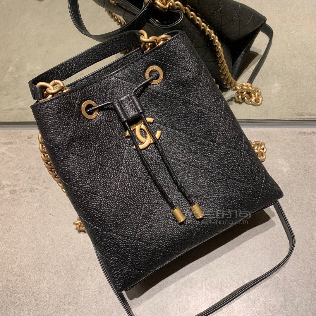 chanel香奈儿2019春夏新款黑色菱纹格抽绳手提单肩斜跨水桶包