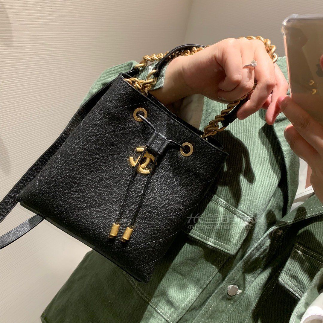 chanel香奈儿2019春夏新款黑色菱纹格抽绳手提单肩斜跨水桶包