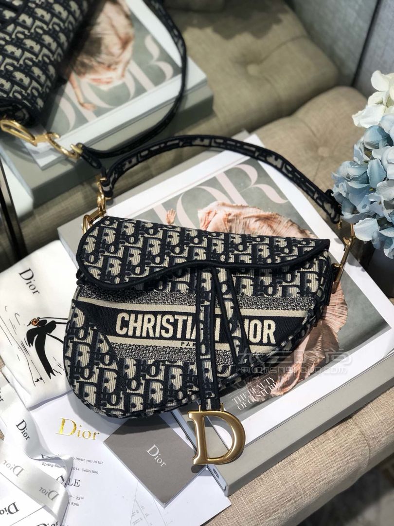 马鞍包 黑色字母印花条纹款 迪奥老花马鞍包大号小号_米兰时尚包包网