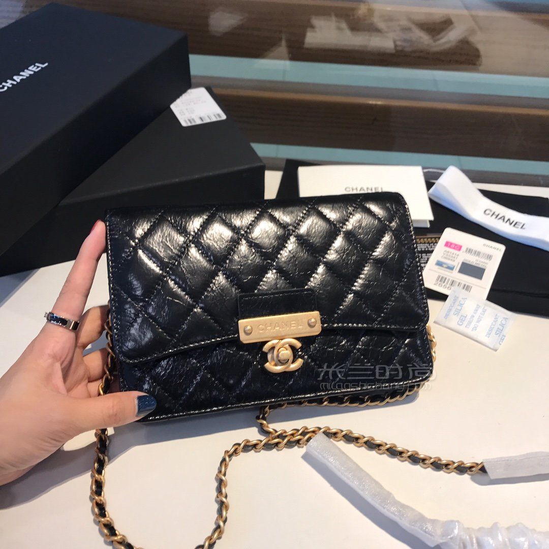 00155-现货抢购Chanel最新进口油蜡牛皮系列复古金属锁扣配最新吊牌链条包Woc斜挎_米兰时尚包包网