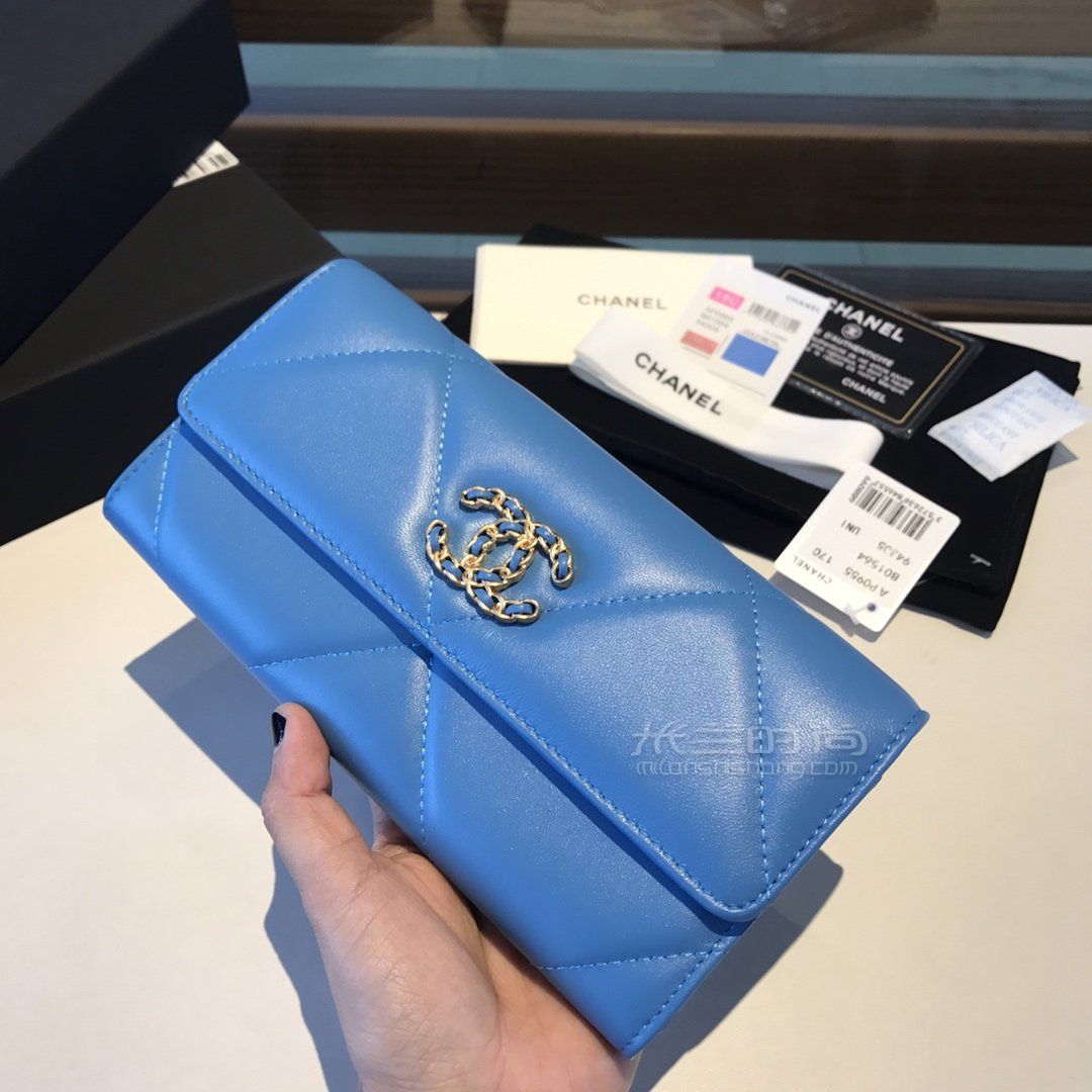 00083-CHANEL 最新长款按扣钱夹山羊皮的质感无敌这季主推的19系列就是大大的菱_米兰时尚包包网