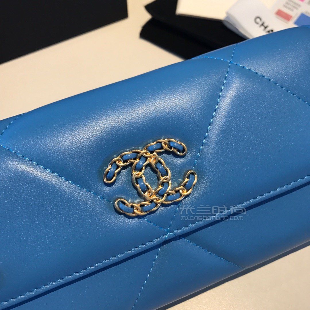 00083-CHANEL 最新长款按扣钱夹山羊皮的质感无敌这季主推的19系列就是大大的菱_米兰时尚包包网