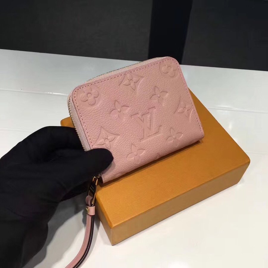 路易威登lvm60067粉色这款拉链零钱包为都市人提供了最理想的选择包身