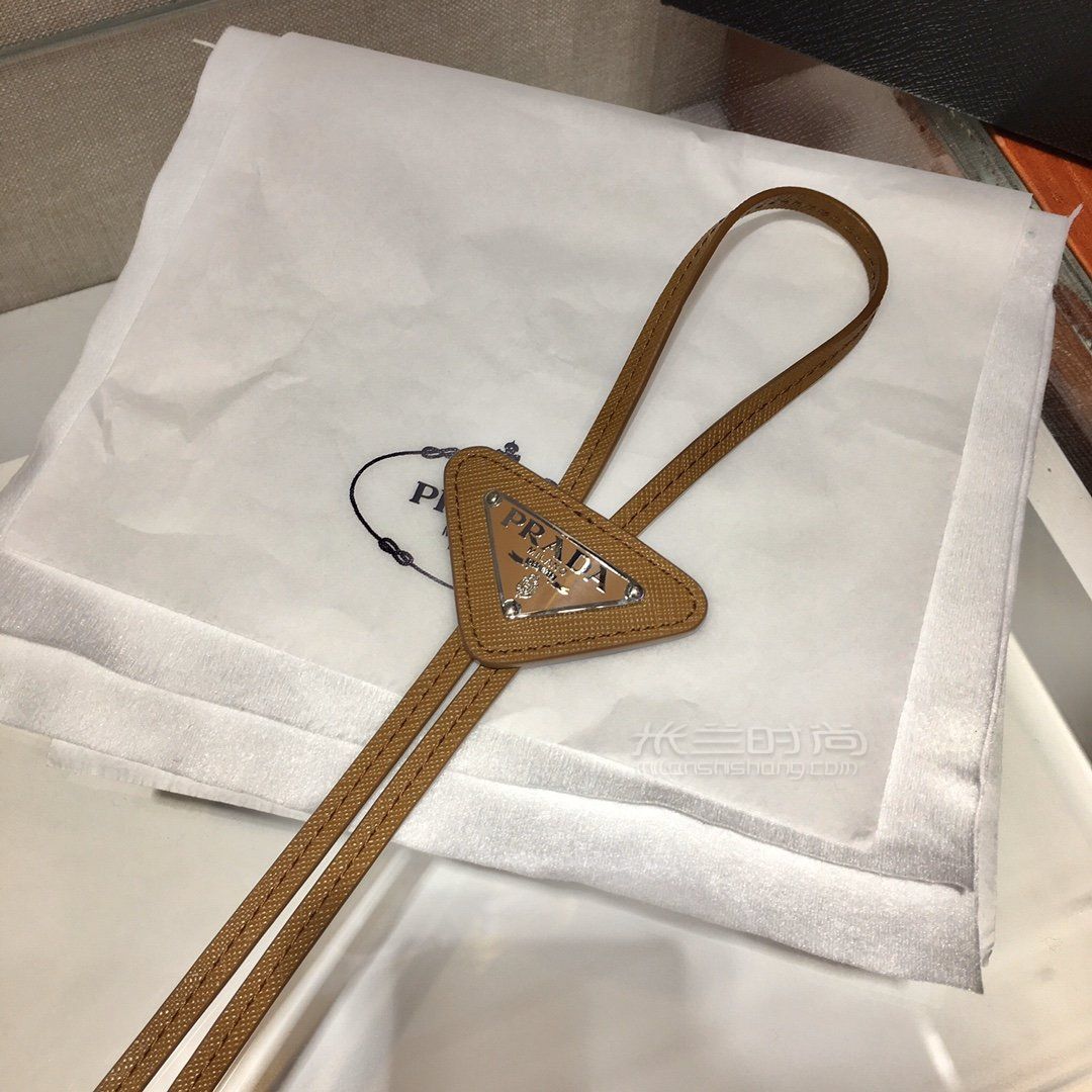 00686-prada新宠爆款三角标领结-领带!