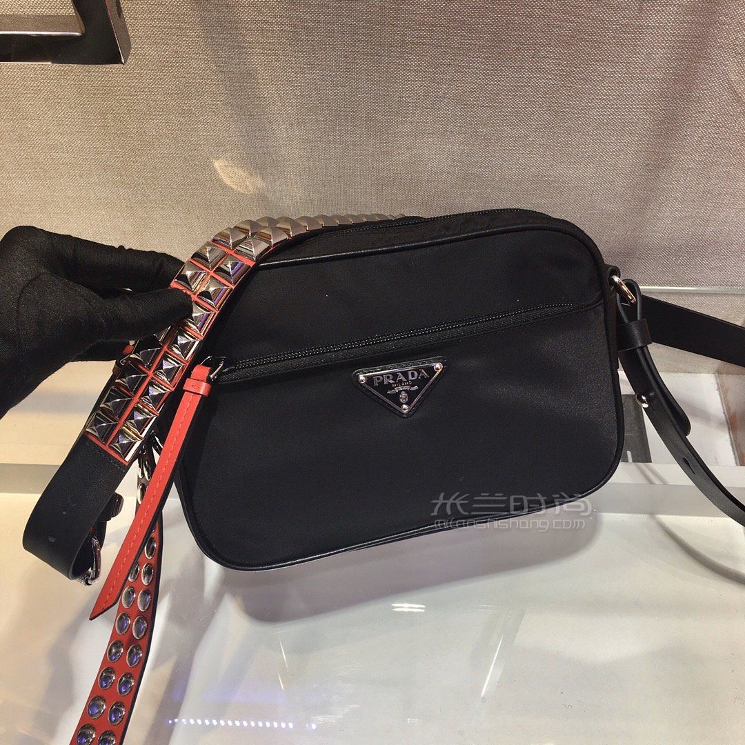 原单prada女包(prada经典款女包)