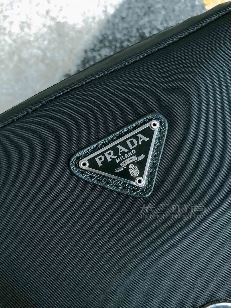 05093prada最新款1ne021最新徽标三角标专柜同步定制五金采用进口降落