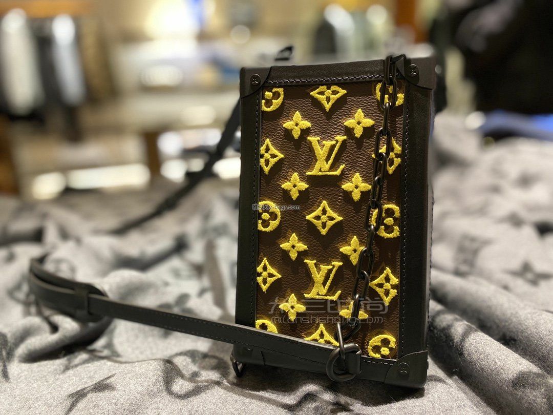 lv绣花系列竖款软盒子 经典monogram丝绒绣花 神仙搭配呀 灰常奈斯