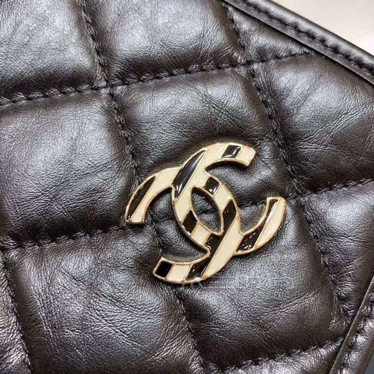 香奈儿徽章手提包chanel限量版徽章手拿包油蜡牛皮手包