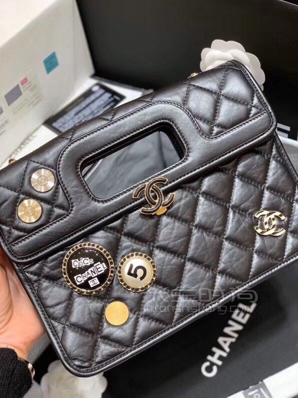 香奈儿徽章手提包chanel限量版徽章手拿包油蜡牛皮手包