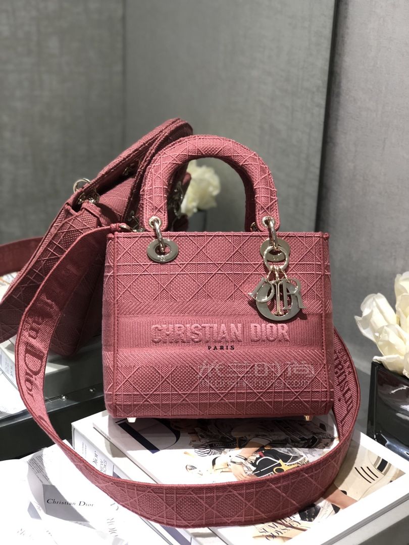 迪奥高仿包包在哪里可以买到正品(迪奥高仿包包在哪里可以买)