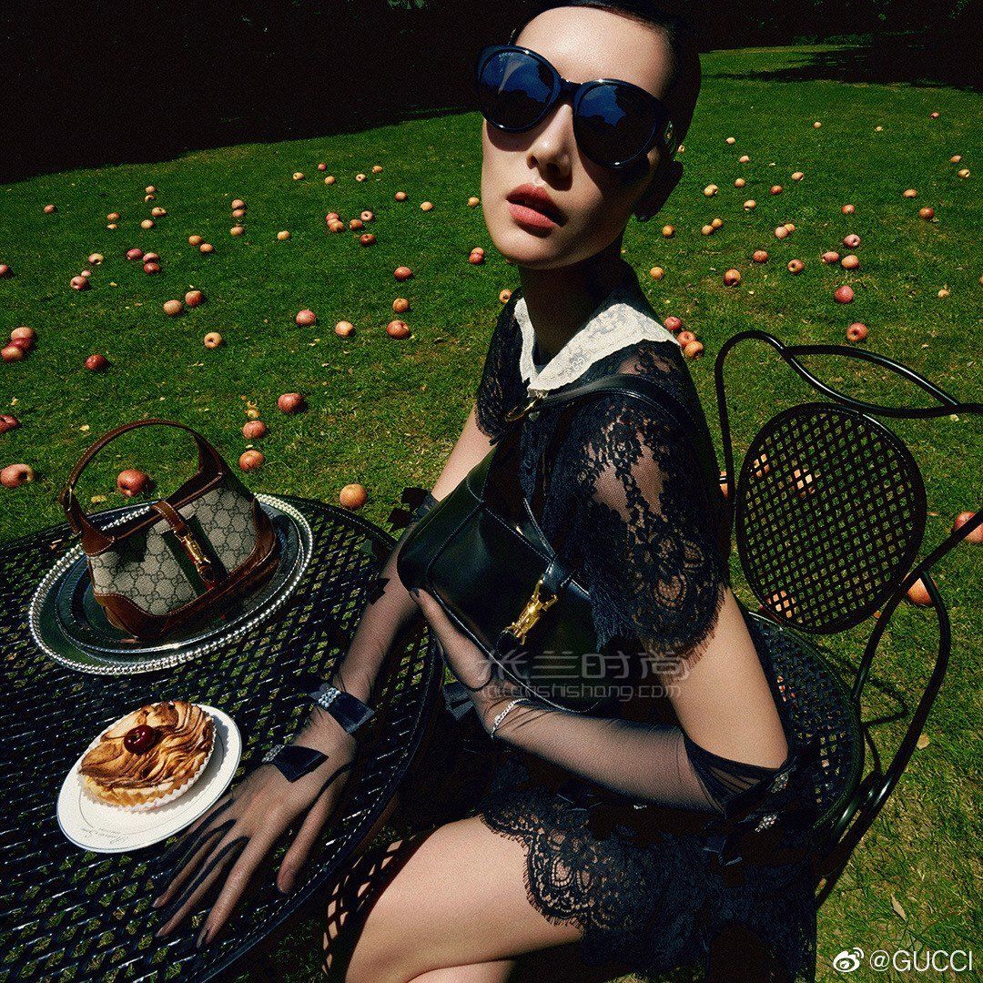 gucci古驰20秋冬新款1961 jackie帆布老花腋下包637092模特上身图