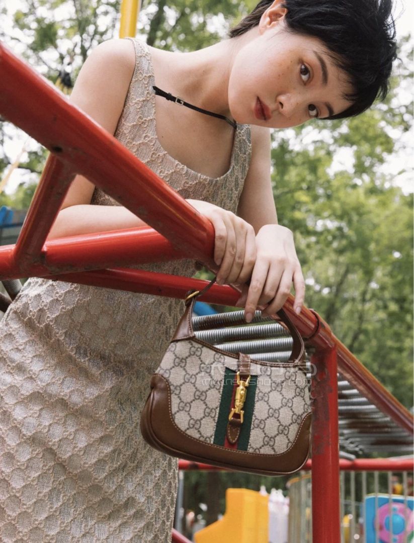 gucci古驰20秋冬新款1961 jackie帆布老花腋下包637092模特上身图