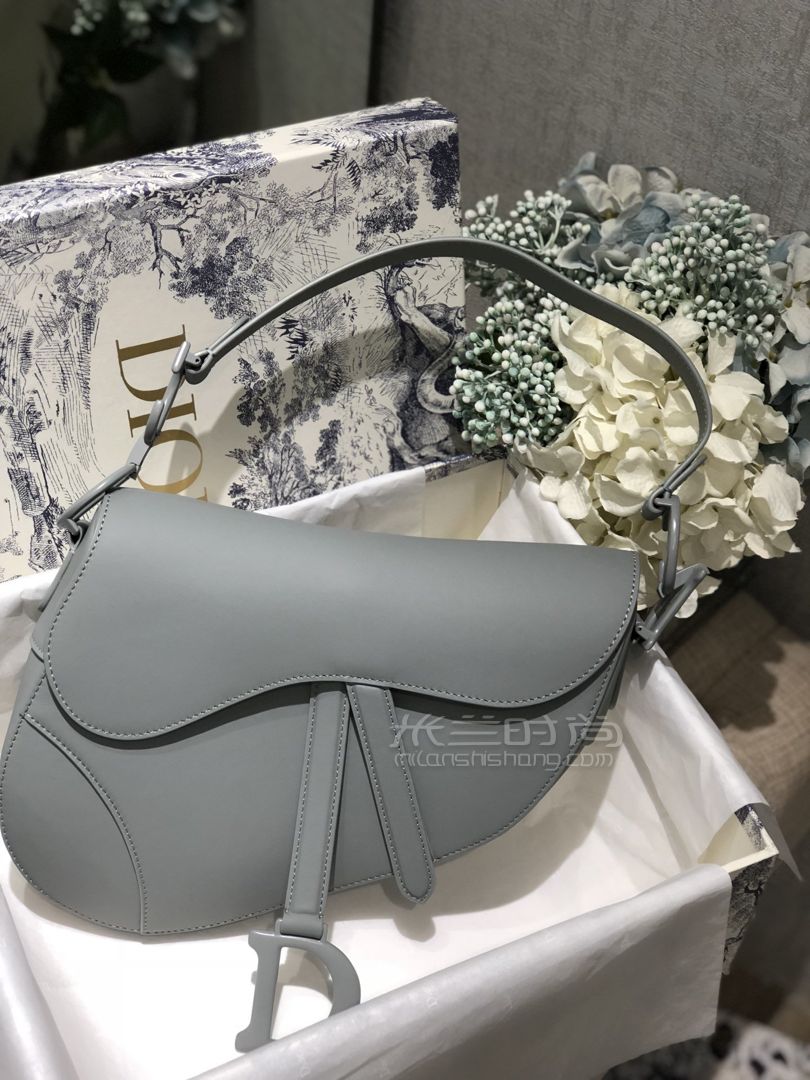 迪奥马鞍包 Dior Saddle Bag岩石灰磨砂扣五金马鞍包哑光小牛皮单肩手提包 米兰时尚包包网 迪奥马鞍包 Dior Saddle Bag岩石灰磨砂扣五金马鞍包哑光小牛皮单肩手提包 米兰时尚包包网