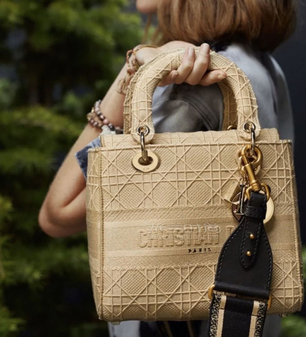 【迪奥帆布刺绣戴妃包】中号dior lady d-lite 手袋 杏色四格复古手提