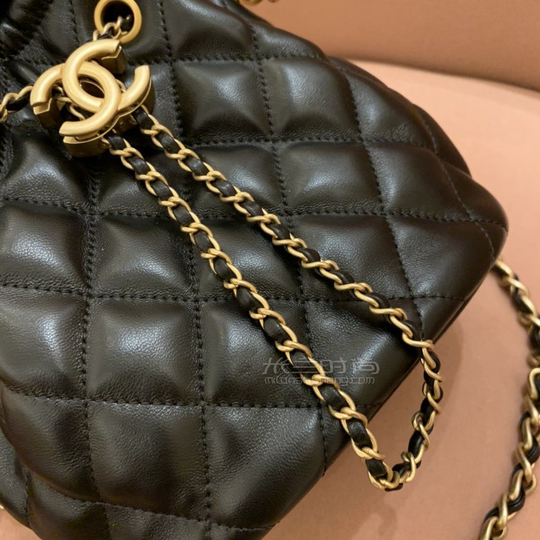 【香奈儿水桶包】金币纽扣系列水桶包 黑色金币单肩包_03