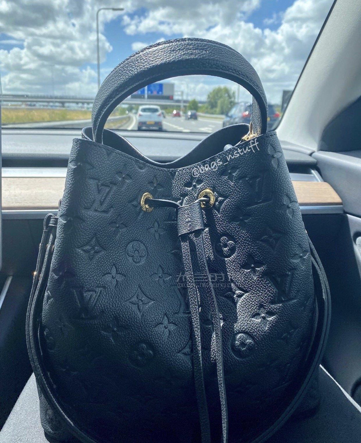 lv水桶包路易威登néonoé牛皮压花水桶包m45256尺寸价格