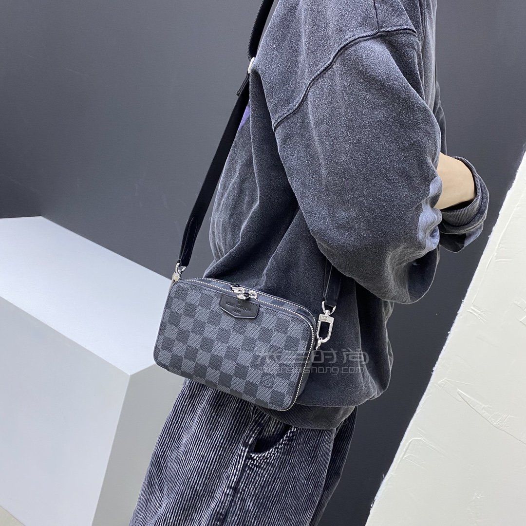 lv邮差包路易威登alphawearable男士单肩相机包价格尺寸上身图