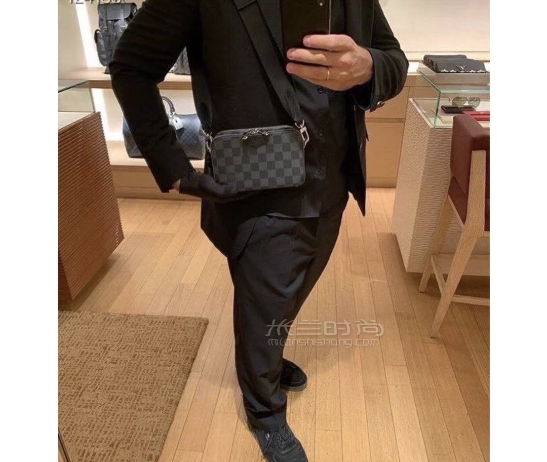 LV邮差包】路易威登ALPHA WEARABLE男士单肩相机包价格_尺寸_上身图_米兰时尚包包网