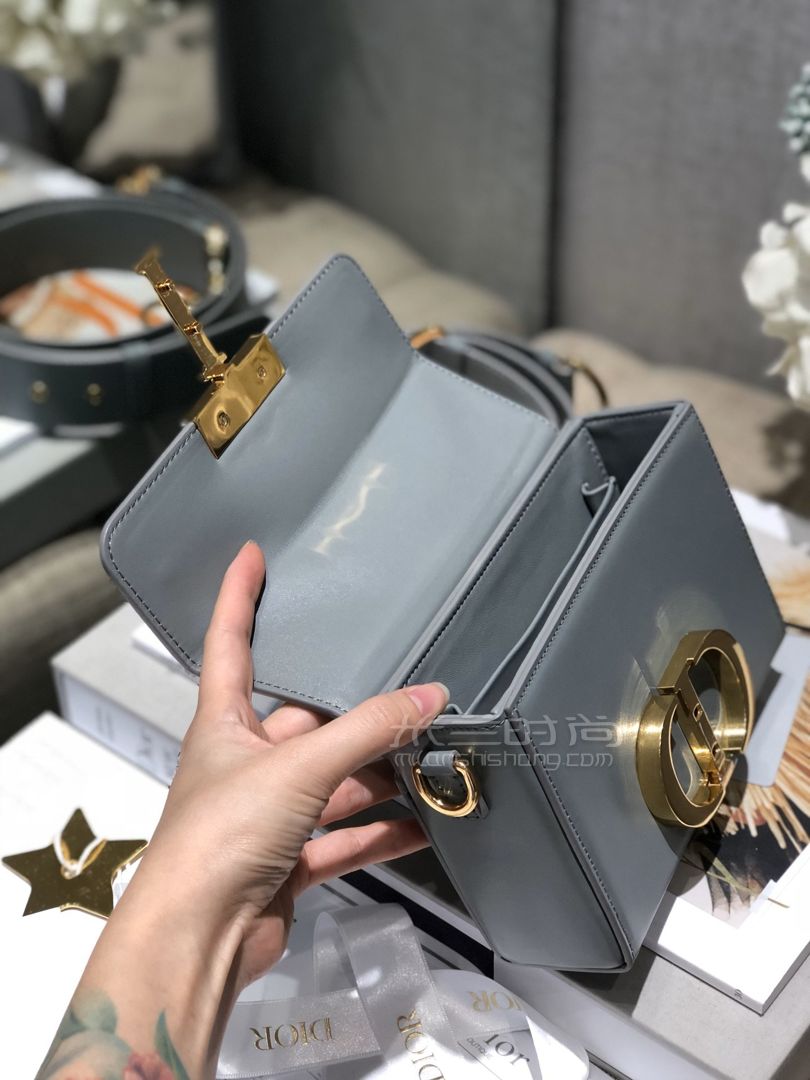 迪奥包有原厂尾单吗是真的吗（迪奥包有原厂尾单吗）-第2张图片-潮百科