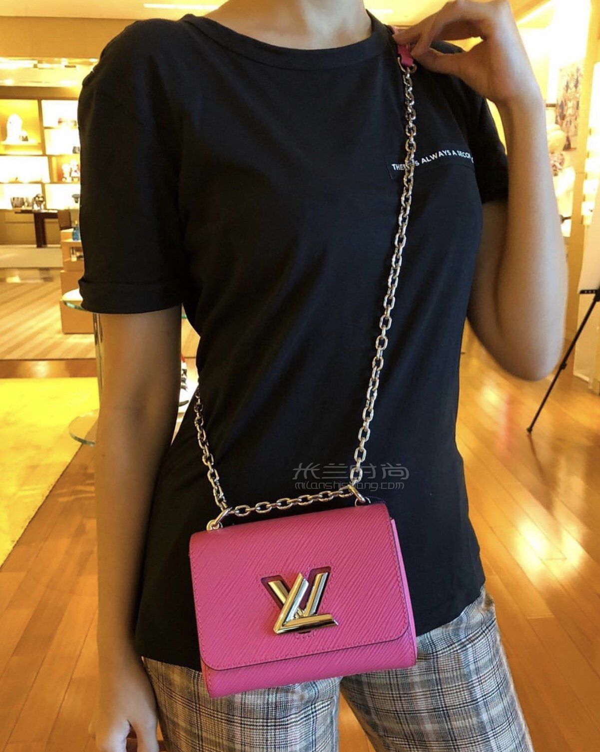 【lv twist】迷你16cm路易威登lv玫红twist小号单肩斜跨女士包包模特