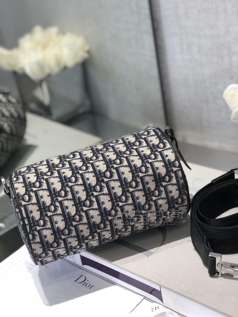 迪奥roller信使包dior男士圆筒枕头包老花复古邮差包