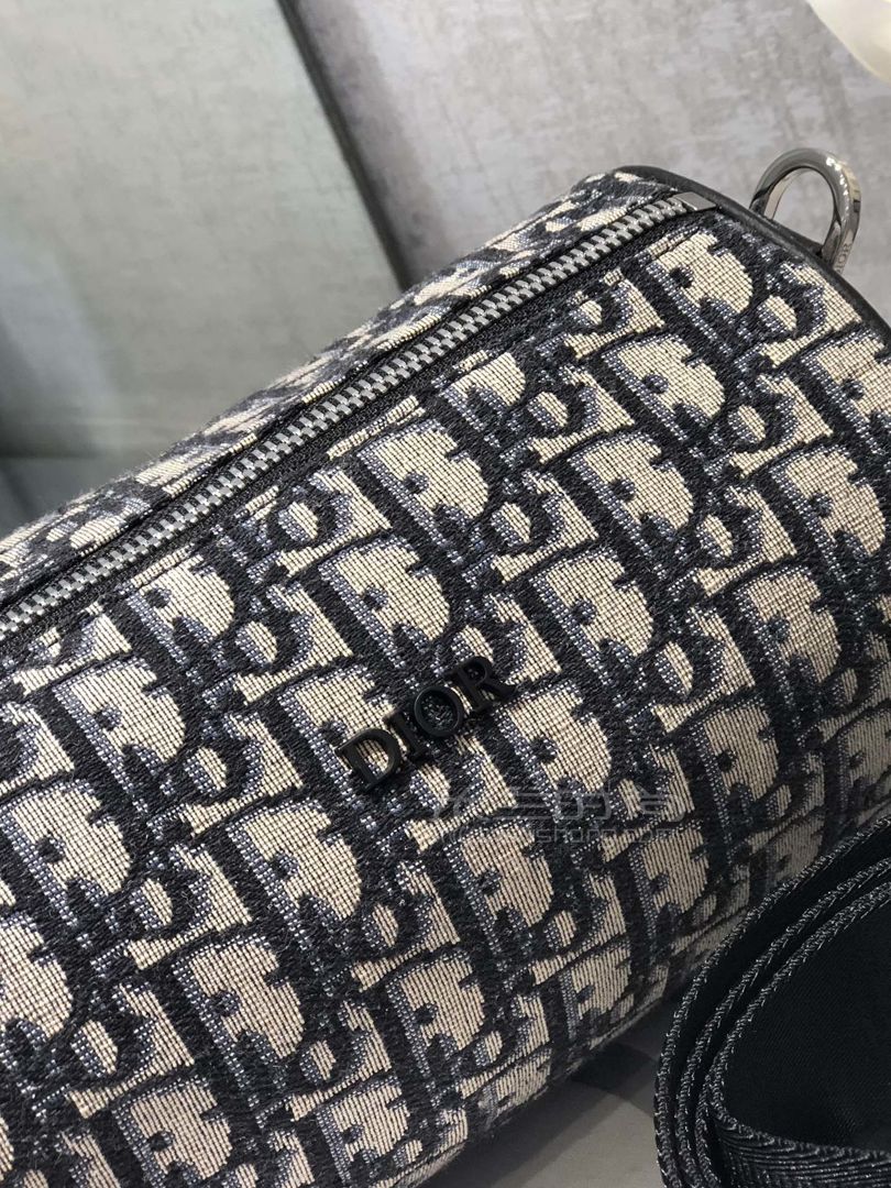 迪奥roller信使包dior男士圆筒枕头包老花复古邮差包