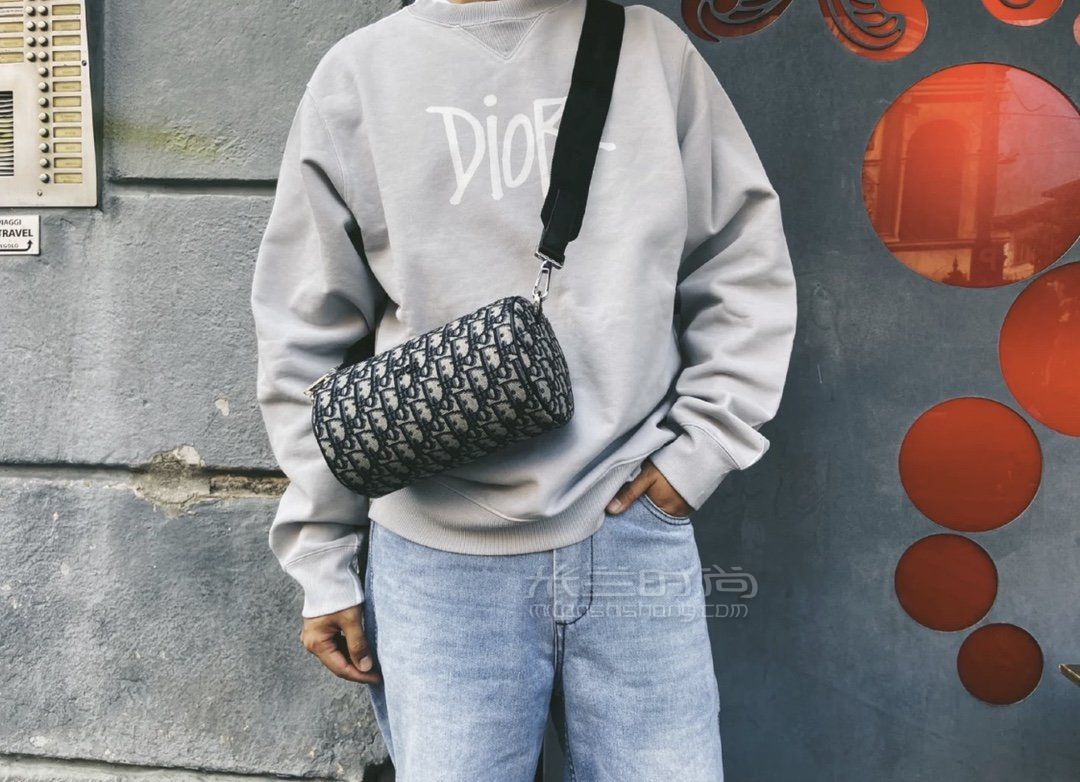 迪奥roller信使包dior男士圆筒枕头包老花复古邮差包