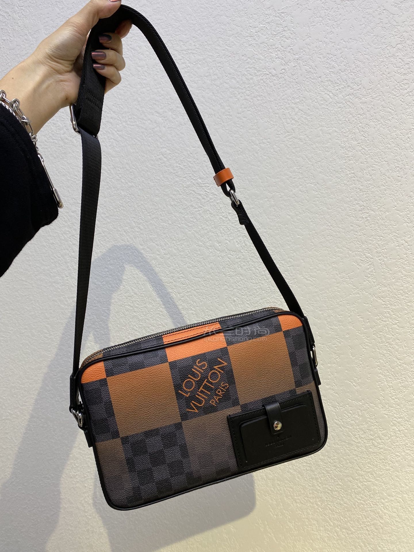 lv邮差包路易威登男士alpha橙色棋盘格渐变单肩斜挎包n40421价格尺寸